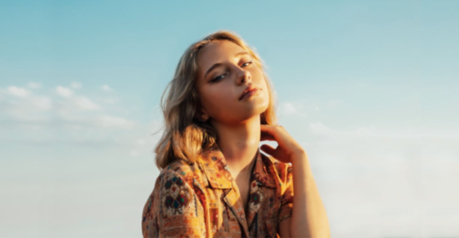 Uma foto borrada de uma mulher