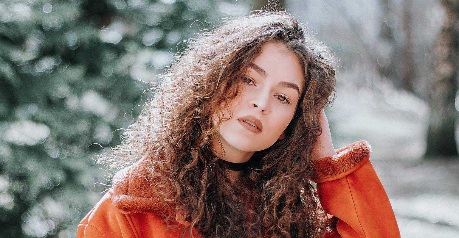 Une image claire d'une femme vêtue de rouge, améliorée par l'outil d'améliorer la netteté de Fotor