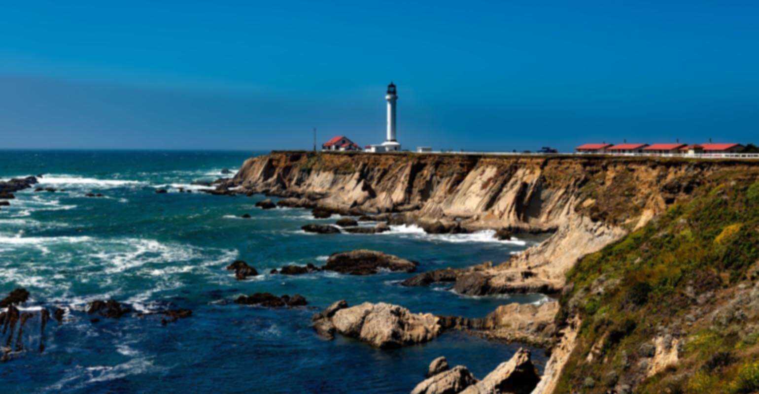 image floue d'un paysage de phare en bord de mer