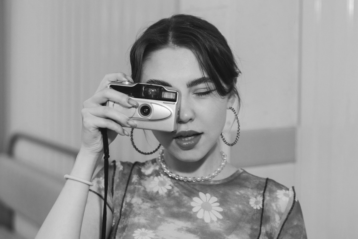 Coloriser une photo noir et blanc dune femme gratuitement en ligne