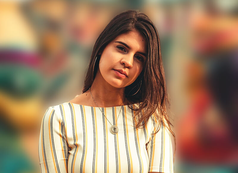 Photo de portrait féminin avec arrière-plan flou