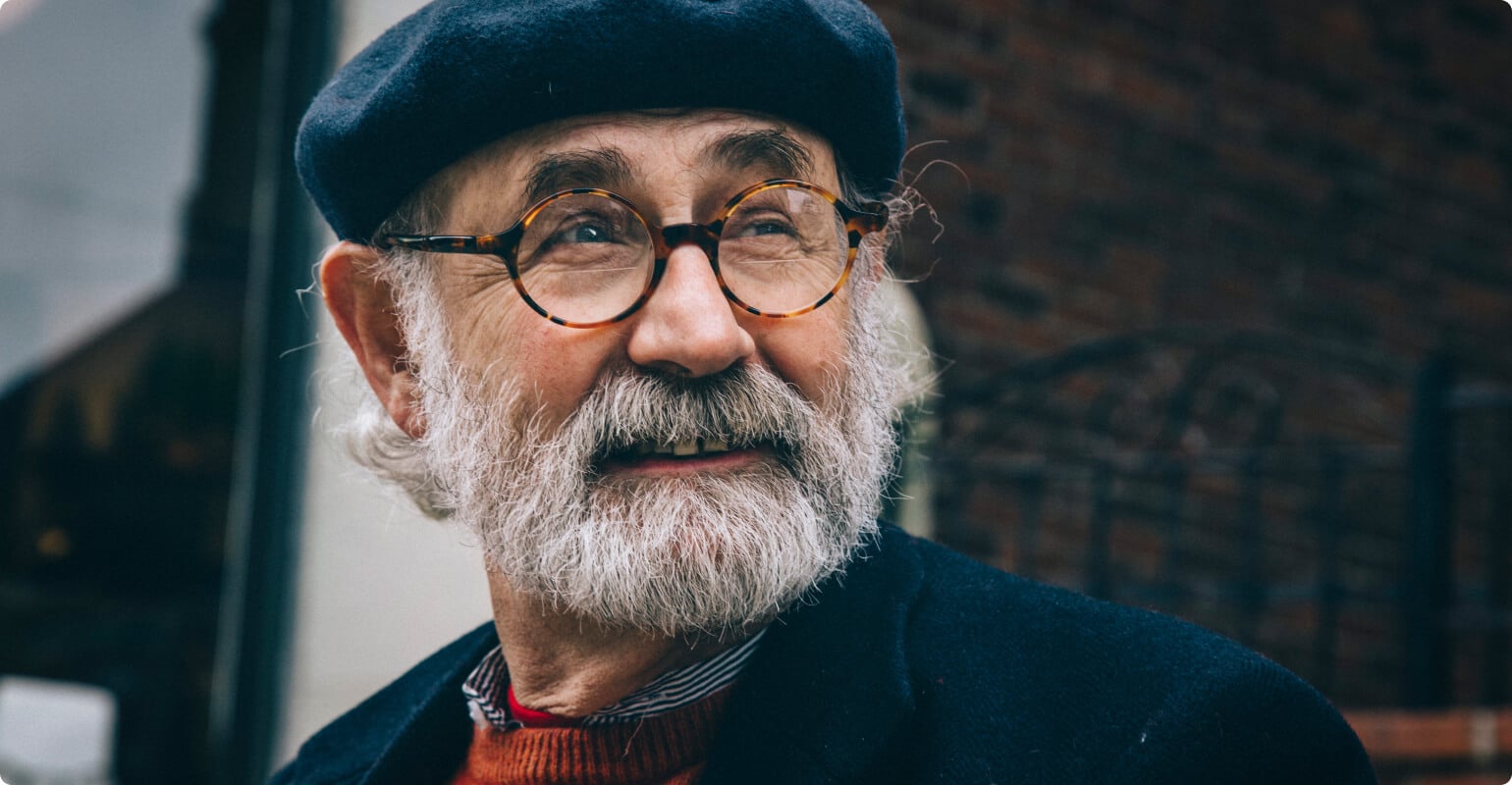 un vieil homme avec des lunettes et une barbe blanche