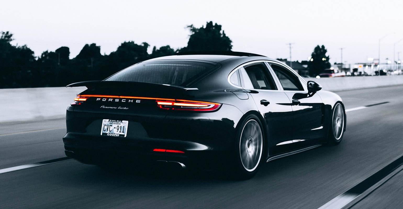 Foto de um carro preto em movimento